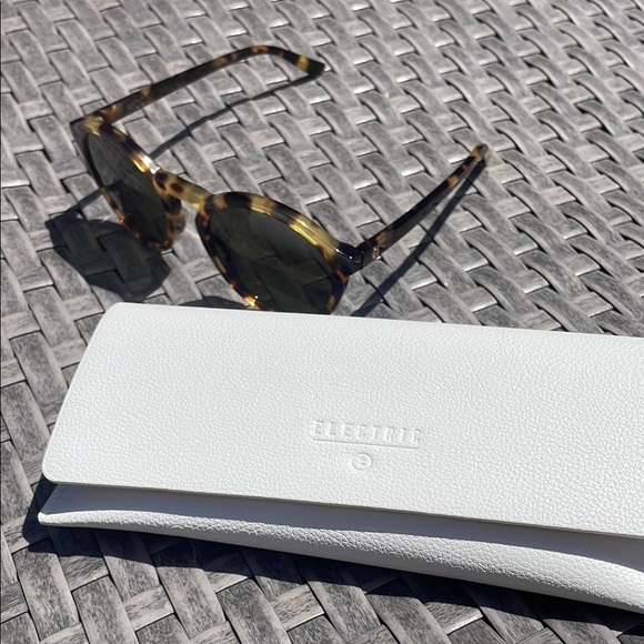 Tortoise Shell Round Sunglasses - Picture 4 of 4